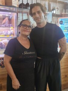 Civitavecchia – Sbarca Damiano David dei Maneskin, pranzo a sorpresa all’Enoteca Sebastiani