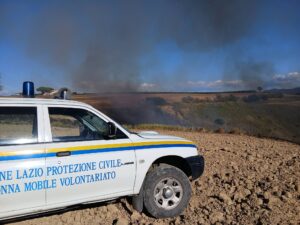 Tarquinia, incendio in località Santa Maria: in azione vigili del fuoco e volontari
