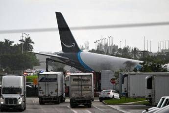 Aereo cargo Amazon fuori pista a Miami, 5 morti e 5 feriti: aperta un’indagine