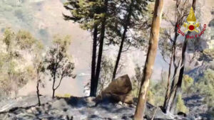 Taormina, vasto incendio danneggia serbatoio dell’acquedotto comunale