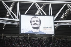 Tifosi di spalle durante il minuto di silenzio per Mazzola, Juventus multata