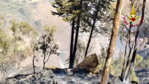 Taormina, vasto incendio danneggia serbatoio dell’acquedotto comunale