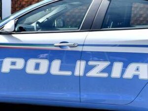 Migrante aggredisce poliziotti con spranga a Crotone. Il Tribunale ne aveva respinto il trattenimento: “Non pericoloso”