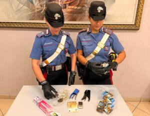 Anzio – Fugge alla vista dei Carabinieri: in casa aveva oltre 500 grammi di hashish
