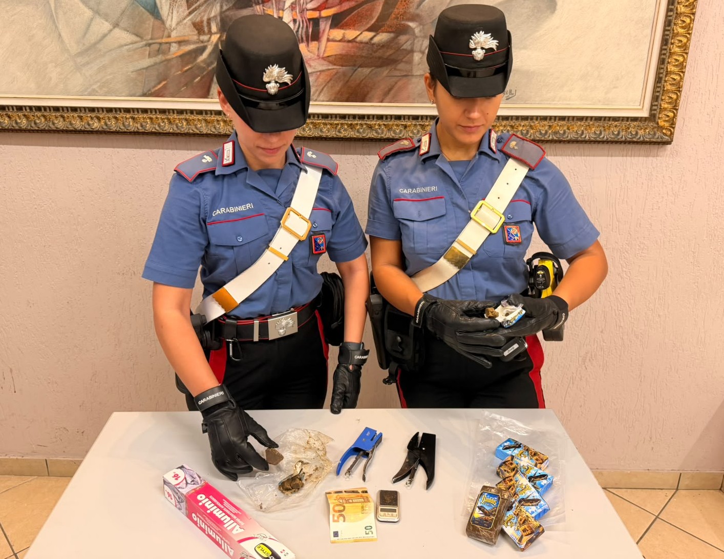 Anzio – Fugge alla vista dei Carabinieri: in casa aveva oltre 500 grammi di hashish