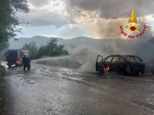Auto a Gpl in fiamme sulla Provinciale 4 nei pressi di Piediluco: ustionato il conducente