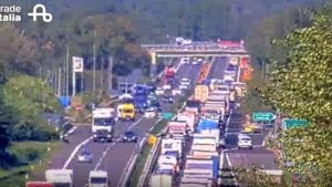 Inferno in A1, schianto tra tir e nove chilometri di coda: “Distribuzione di acqua agli automobilisti fermi”