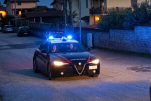 Getta la cocaina a terra davanti ai Carabinieri, ma lo vedono: 38 dosi nascoste anche nel casco dello scooter