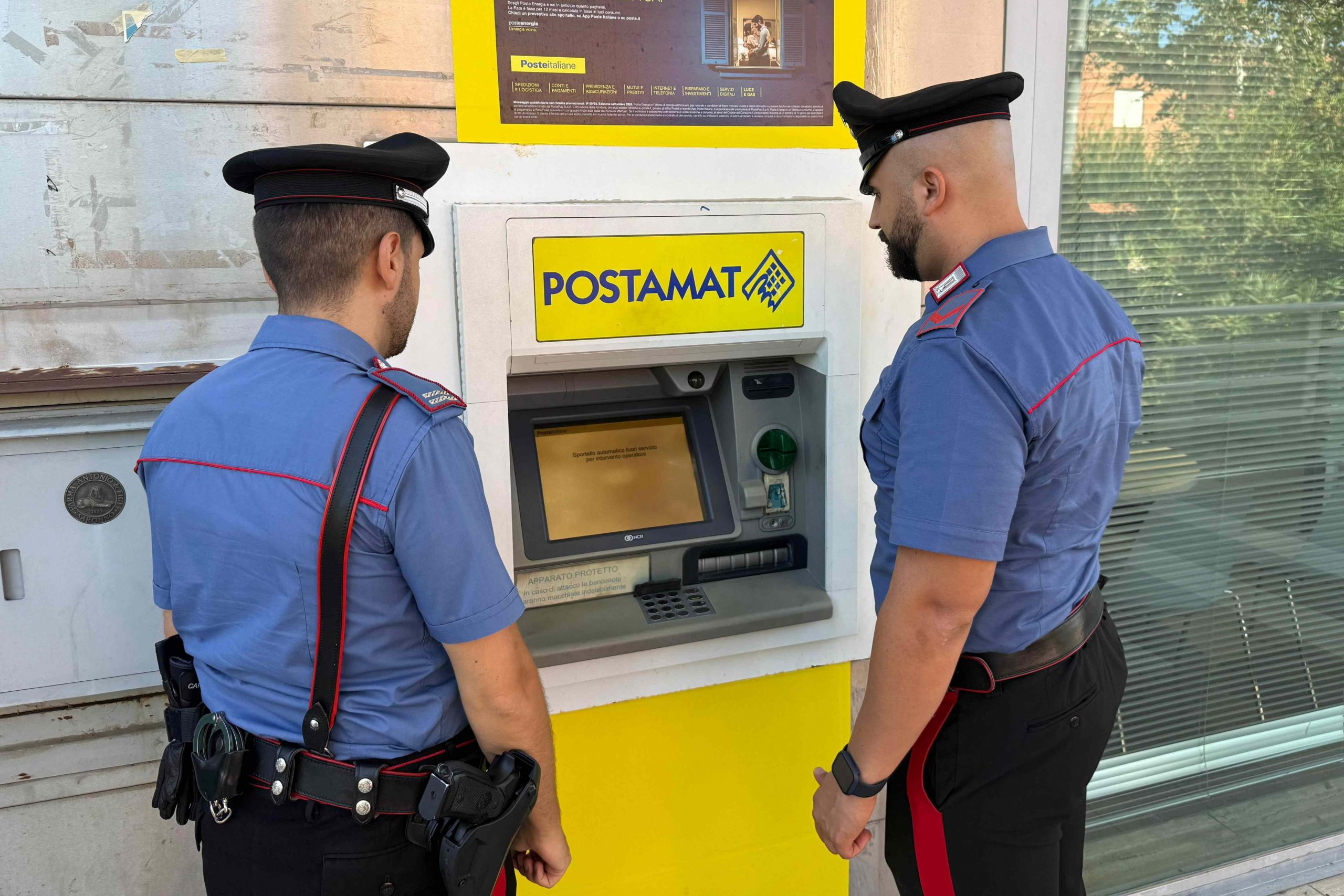 La tecnica del “cash trapping” per sottrarre denaro al Bancomat, tre arresti a Roma
