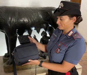 Sventato colpo in Via dei Condotti, arrestati due giovani con merce di lusso appena sottratta