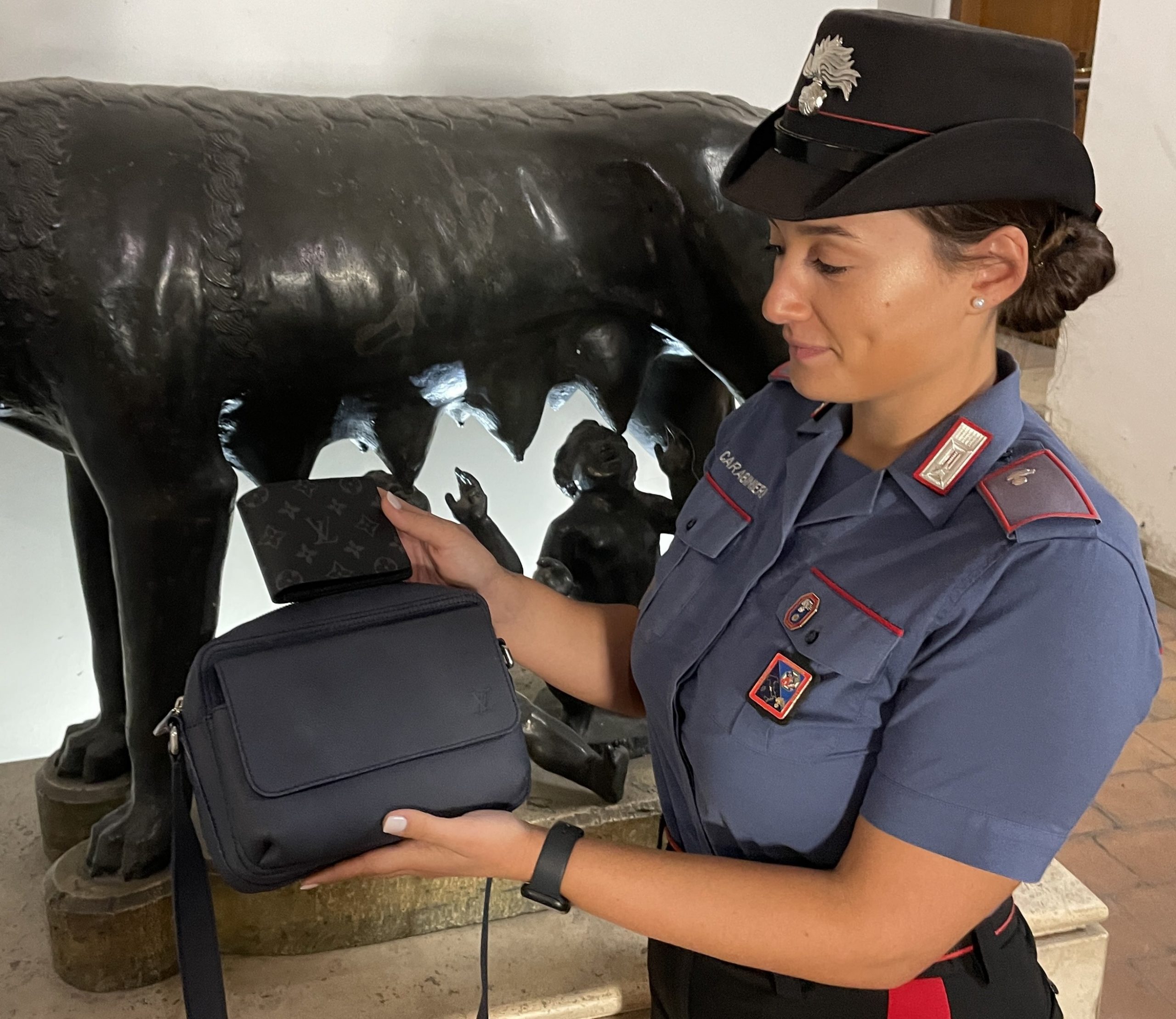 Sventato colpo in Via dei Condotti, arrestati due giovani con merce di lusso appena sottratta