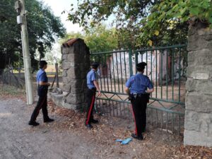 Occupano immobile in vendita in via Appia Pignatelli, denunciati nove giovani stranieri