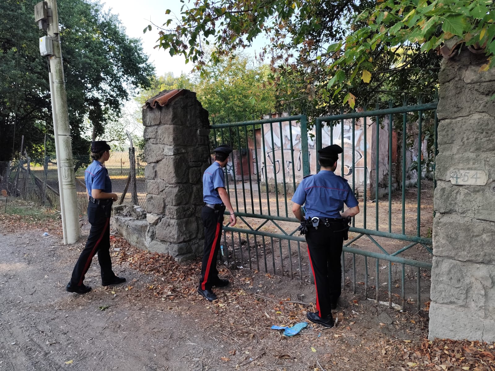 Occupano immobile in vendita in via Appia Pignatelli, denunciati nove giovani stranieri