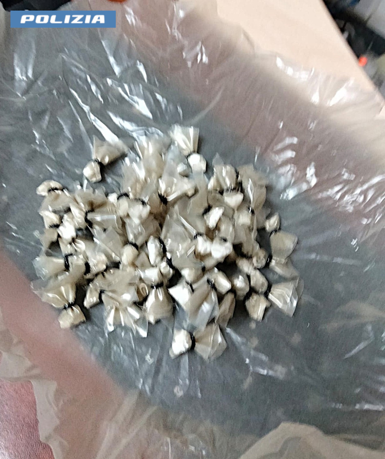 Tivoli – Un etto di crack negli indumenti intimi e altri due a casa: in manette quattro pusher
