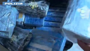 Pomezia – Scoperto dalla Polizia fortino della droga munito di videosorveglianza: all’interno 31 chili di droga (VIDEO)
