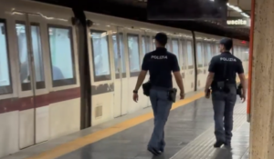 Roma – Apre la borsa per rubare il portafoglio ma è di una poliziotta, arrestato con la refurtiva ancora in mano (VIDEO)