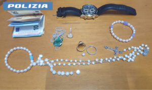Forzano un posto di blocco e iniziano un folle inseguimento sull’A1 con la Polizia per 22 km: incastrati due truffatori di anziani