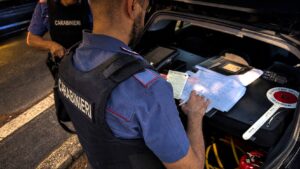 Roma – Cresce l’allarme per il dilagare dei furti d’auto, nella notte sorpresi e denunciati due quindicenni intenti a forzare la portiera di un veicolo