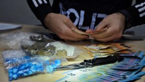 Roma – Spaccio: 5 arresti della Polizia di Stato. Sequestrati 40.000 euro in contanti ed oltre 2 kg di droga