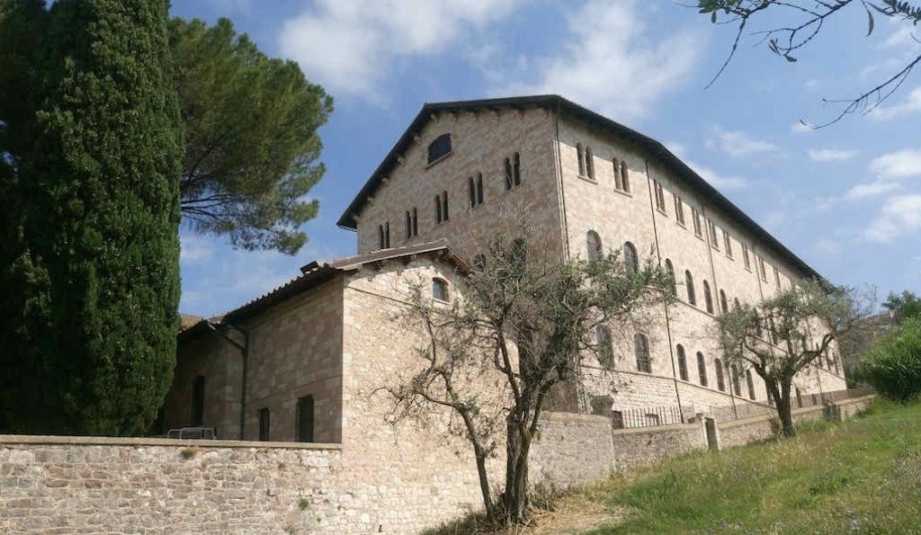 Assisi – Il Liceo Properzio lancia cinque corsi gratuiti sull’intelligenza artificiale per i docenti
