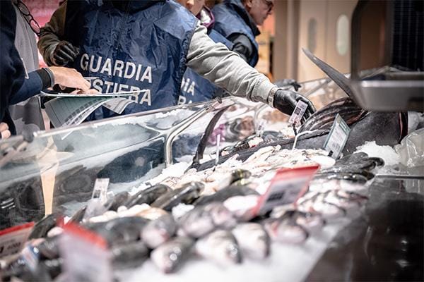 Controlli della Guardia Costiera al mercato di Civitavecchia tra sequestri e multe salate