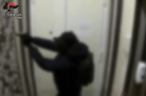 Violenta rapina nel cuore di Roma con minacce armate, quattro arresti (VIDEO)