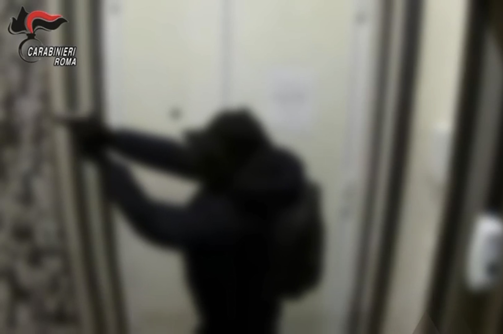 Violenta rapina nel cuore di Roma con minacce armate, quattro arresti (VIDEO)