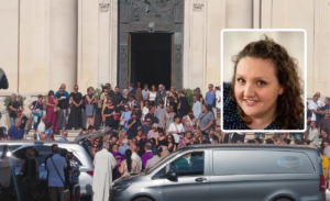Civitavecchia ancora sgomenta, in centinaia per l’ultimo saluto ad Enrica Pavoni (FOTO)