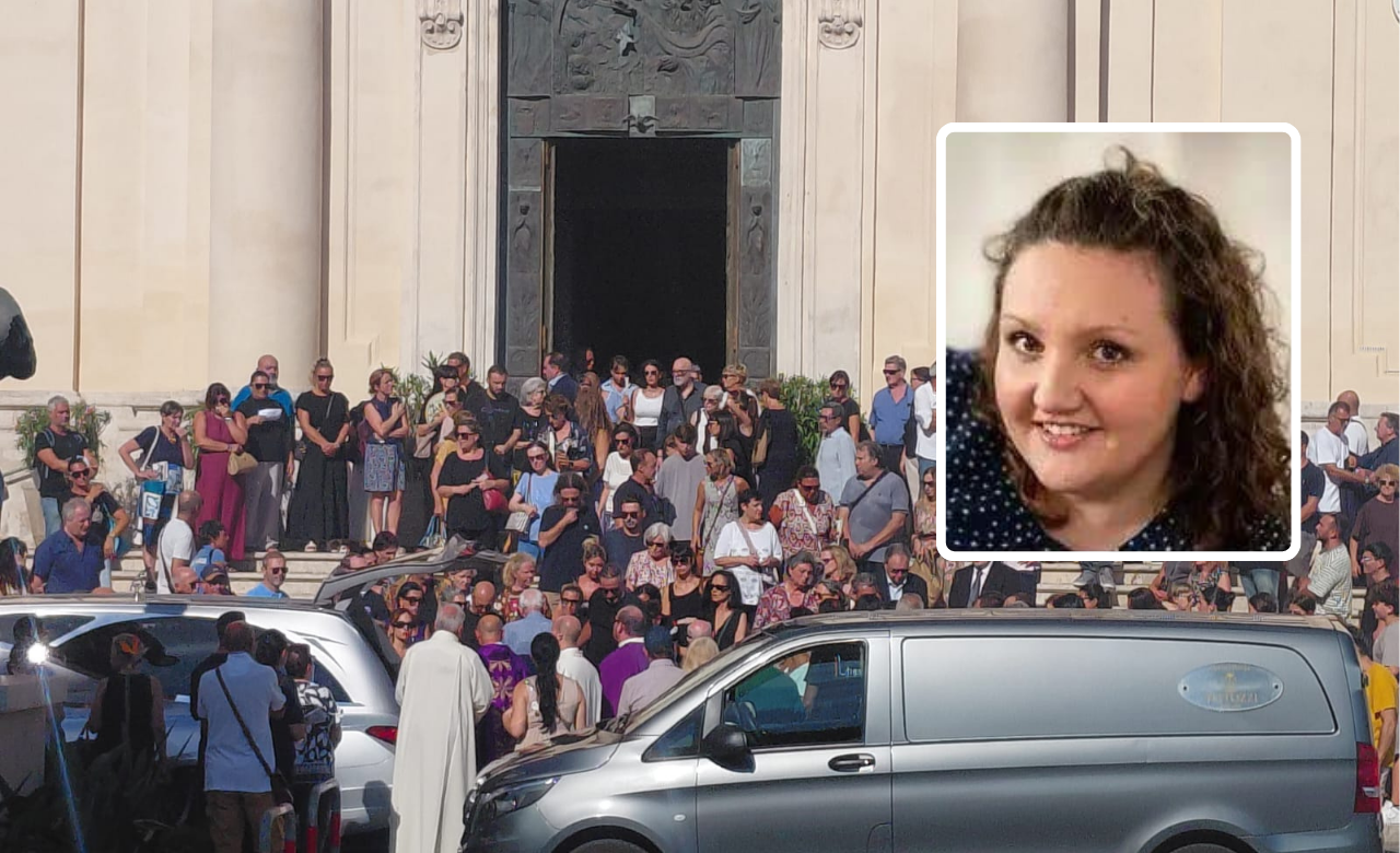 Civitavecchia ancora sgomenta, in centinaia per l’ultimo saluto ad Enrica Pavoni (FOTO)