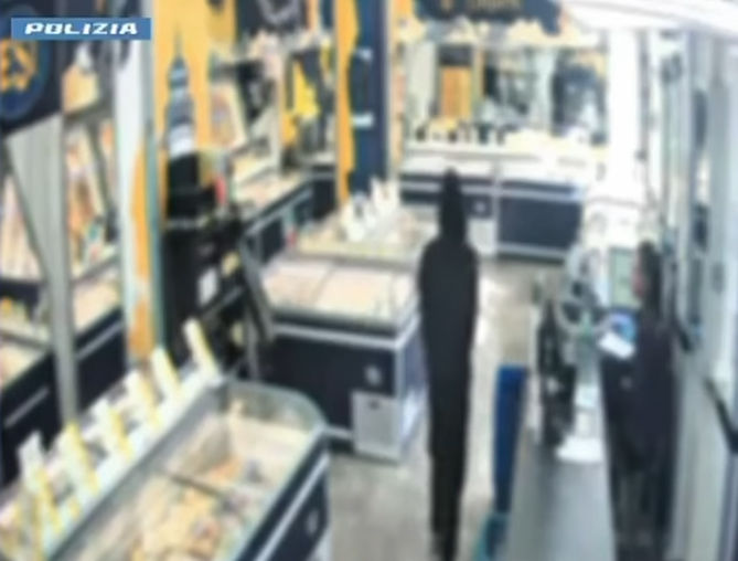 Roma: sei rapine in serie nello stesso negozio in un anno, arrestato 42enne