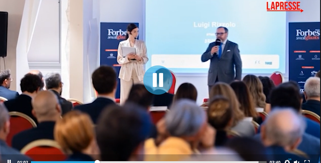 Forbes, il sito si sfoglia come un social: con l’AI i contenuti sono più interattivi