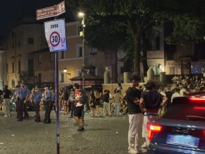 Roma – Sorpreso ubriaco a zigzagare con il Suv si rifiuta di sottoporsi all’etilometro e prende a calci e gomitate i carabinieri