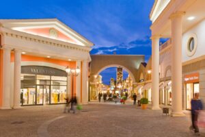 Ruba portafogli all’outlet di Valmontone e preleva al bancomat, donna arrestata in flagranza