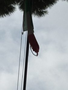 Santa Marinella – Condizioni indecorose per le bandiere esposte negli edifici istituzionali, il sindaco intervenga
