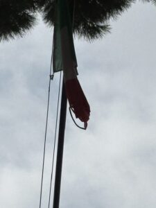 Santa Marinella – Condizioni indecorose per le bandiere esposte negli edifici istituzionali, il sindaco intervenga