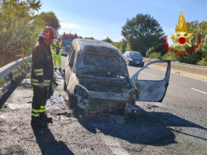 Paura sulla Orte-Terni: auto prende fuoco in corsa, conducente fugge mentre fiamme divorano il mezzo (FOTO)
