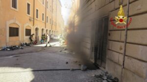 Incendio a Roma, paura all’Esquilino: da ieri bruciano batterie nei sotterranei, evacuato un intero palazzo (FOTO)