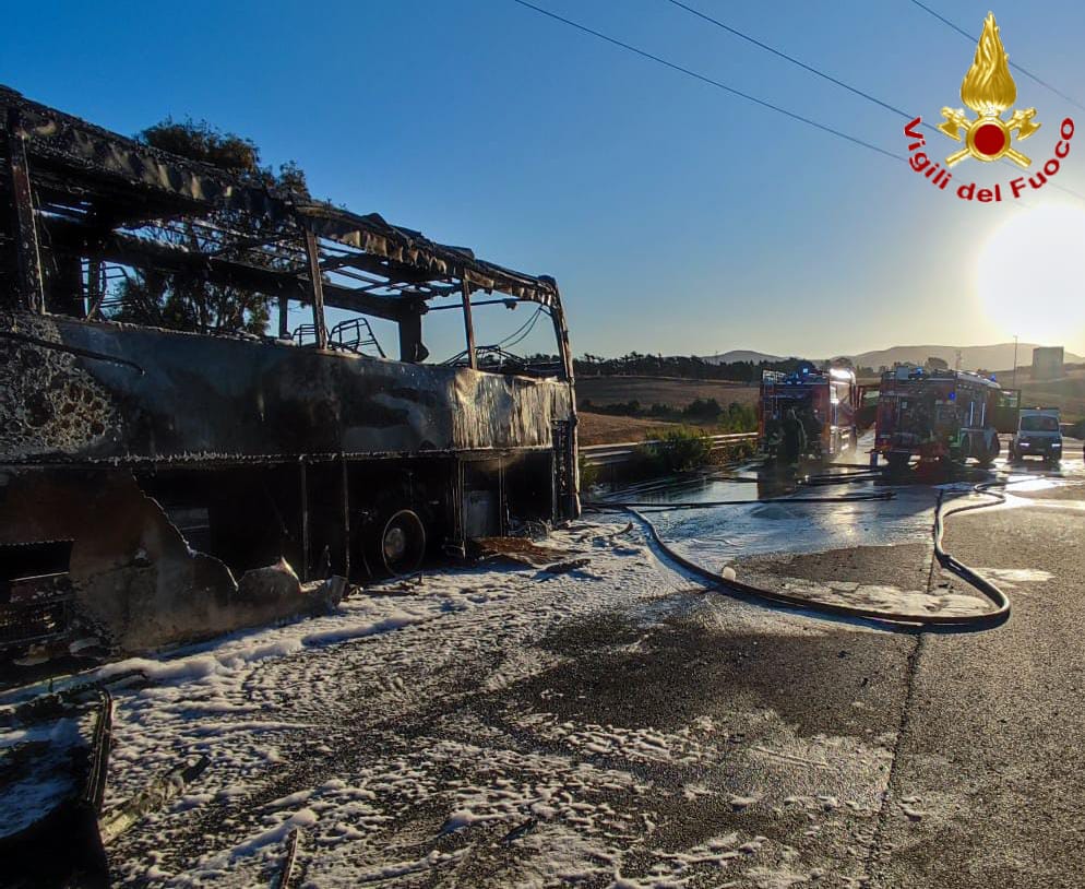 Civitavecchia – Autobus divorato dalle fiamme in via Tirso (FOTO)