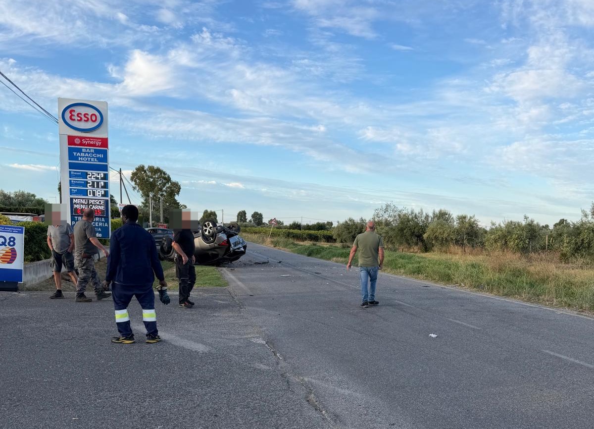 Cerveteri – Auto cappotta sulla Furbara Sasso (FOTO)