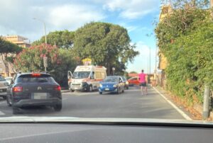 Civitavecchia – Scontro auto-scooter in via Alcide De Gasperi, ambulanza sul posto (FOTO)