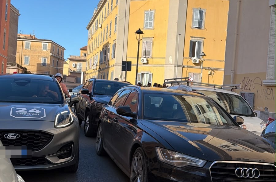 Civitavecchia – La scuola riapre e torna il caos: auto in doppia fila e traffico impazzito