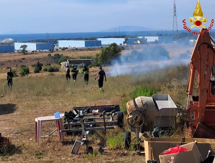 Civitavecchia – Vasto incendio sulla Braccianese Claudia: Vigili del fuoco al lavoro per proteggere le abitazioni (FOTO)