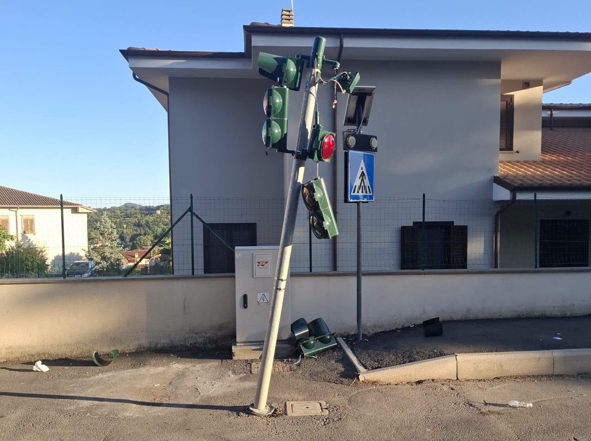 Bassano Romano – Semaforo sulla Provinciale, danneggiamento provocato da un mezzo pesante: individuato il proprietario