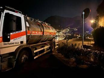 Vasto incendio a Positano provoca frana su strada ‘Amalfitana’: strada chiusa e disagi