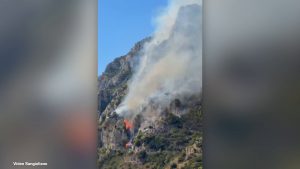 Incendi in Costiera amalfitana, roghi ancora attivi