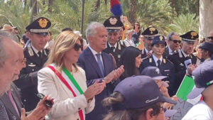 Omaggio floreale dei bambini al cippo di Dalla Chiesa, l’incontro con Piantedosi