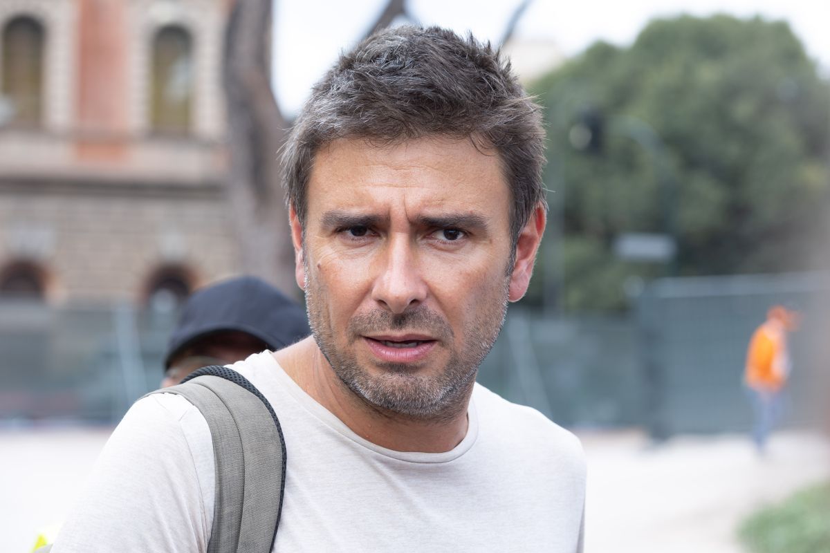 Rinviato il rientro di Alessandro Di Battista in Italia: slitta il volo ambulanza da Cuba