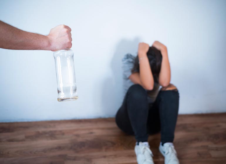 Roma – Calci e pugni alla compagna sbattuta con il volto contro il muro: arrestato personal trainer