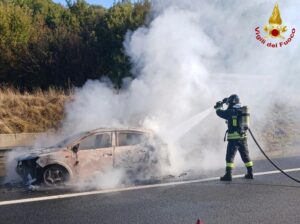 Civitavecchia – Auto in fiamme sull’A12, provvidenziale il tempestivo intervento dei Vigili del Fuoco