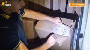 Sequestrati 1600 chili di sigarette di contrabbando nel Napoletano, un arresto
